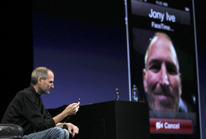 Стив Джобс демонстрирует режим видеоконференции во время презентации iPhone 4. 7 июня 2010 года<br>Фото REUTERS/Robert Galbraith