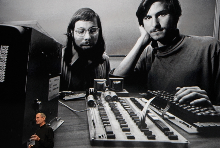 Стив Джобс демонстрирует фотографию, на которой изображен он сам и со-основатель компании Apple Стив Возняк в студенческие годы. <br>Фото REUTERS/Kimberly White