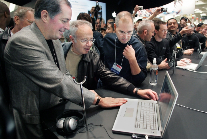 Intel CEO Пол Отеллини, бывший Intel CEO Энди Грув и Apple CEO Стив Джобс обсуждают новый лэптоп MacBook Pro на Macworld Conference and Expo в Сан-Франциско 10 января 2006 года. <br>Фото REUTERS/Lou Dematteis