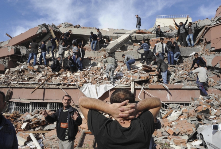 Сильнее всего от землетрясения пострадали турецкие города Эрджиш и Ван, где было отмечено наибольшее количество разрушений. В настоящее время в пострадавших районах ведутся поисково-спасательные работы и разбираются завалы.  Фото REUTERS/Stringer Turkey©
