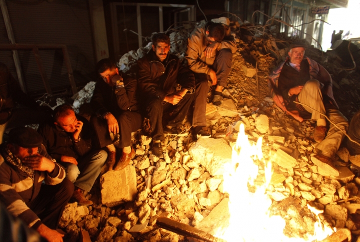 Многие жители вынуждены были пережидать ночь на развалинах былых домов. Фото REUTERS/Umit Bektas©