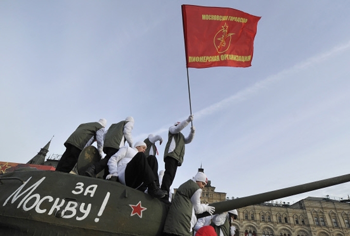Танки на торжественном марше в честь парада 1941 года на Красной площади. Фото ©РИА НОВОСТИ