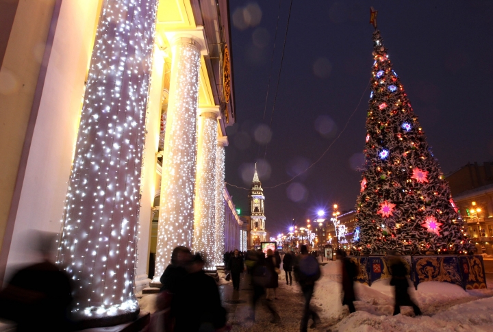Новогодняя ель в Санкт-Петербурге. Россия. Фото ©REUTERS\Alexander Demianchuk