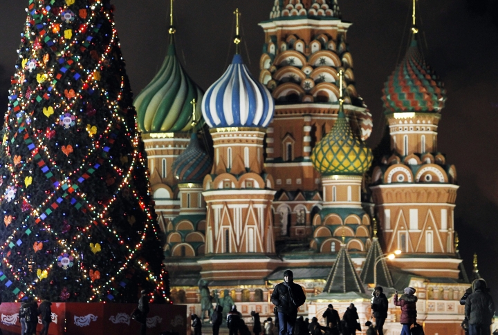 Новогодняя ель на фоне собора Василия Блаженного в Москве, Россия. Фото ©REUTERS\Denis Sinyakov