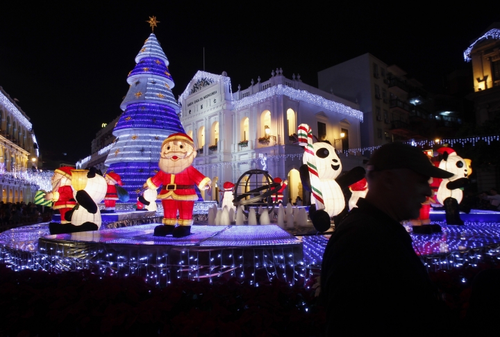Новогодняя ель на площади Ларго до Сенадо в центре Макао, Китай. Фото ©REUTERS\Bobby Yip