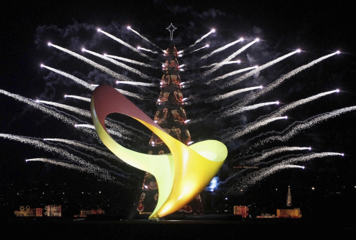 Новогодняя ель в в Рио-де-Жанейро, Бразилия. Фото ©REUTERS\STRINGER Brazil
