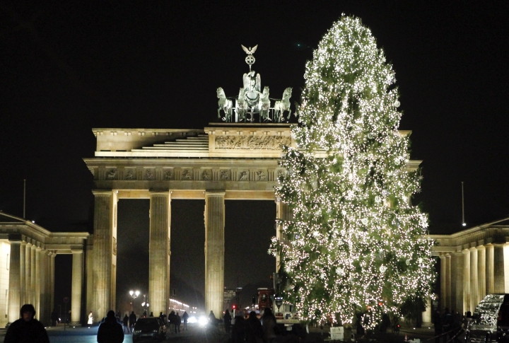 Новогодняя ель перед Бранденбургскими воротами в Берлине, Германия. Фото ©REUTERS\Fabrizio Bensch