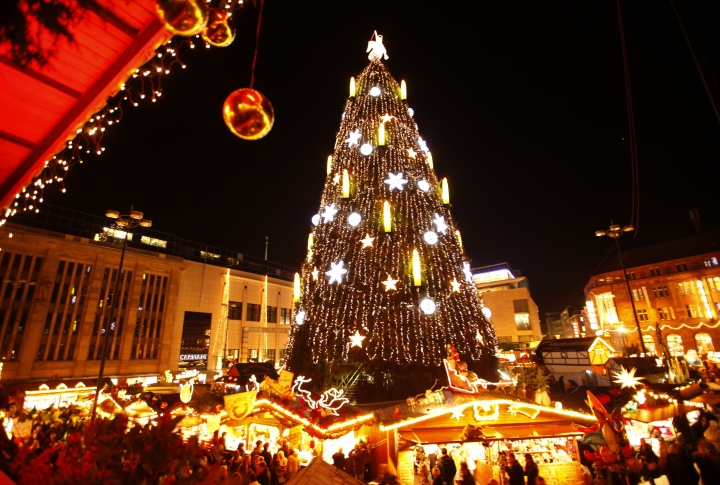 Новогодняя ель на рождественском базаре в Дортмунде, Германия. Фото ©REUTERS\Ina Fassbender
