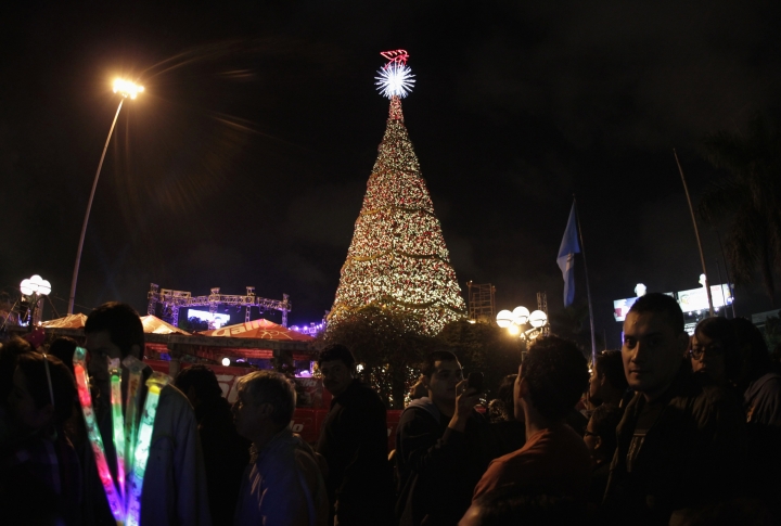 Новогодняя ель в Гватемала-сити, Республика Гватемала. Фото ©REUTERS\Jorge D Lopez