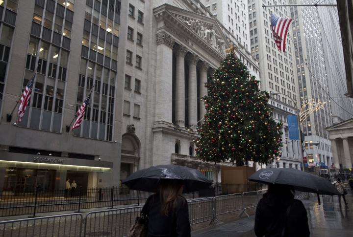 Новогодняя ель у здания Биржи в Нью-Йорке, США. Фото ©REUTERS\Andrew Burton