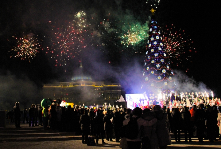 Новогодняя ель напротив Акорды. Фото ©Даниал Окасов