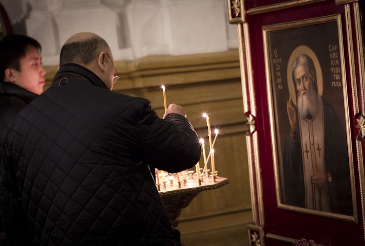 Прихожане ставят свечи у икон в Вознесенском соборе. Фото Владимир Дмитриев©