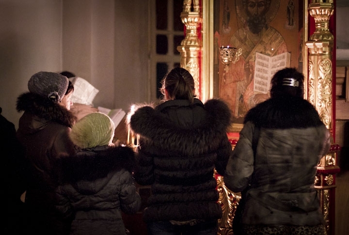 Прихожане ставят свечи у икон в Вознесенском соборе. Фото Владимир Дмитриев©