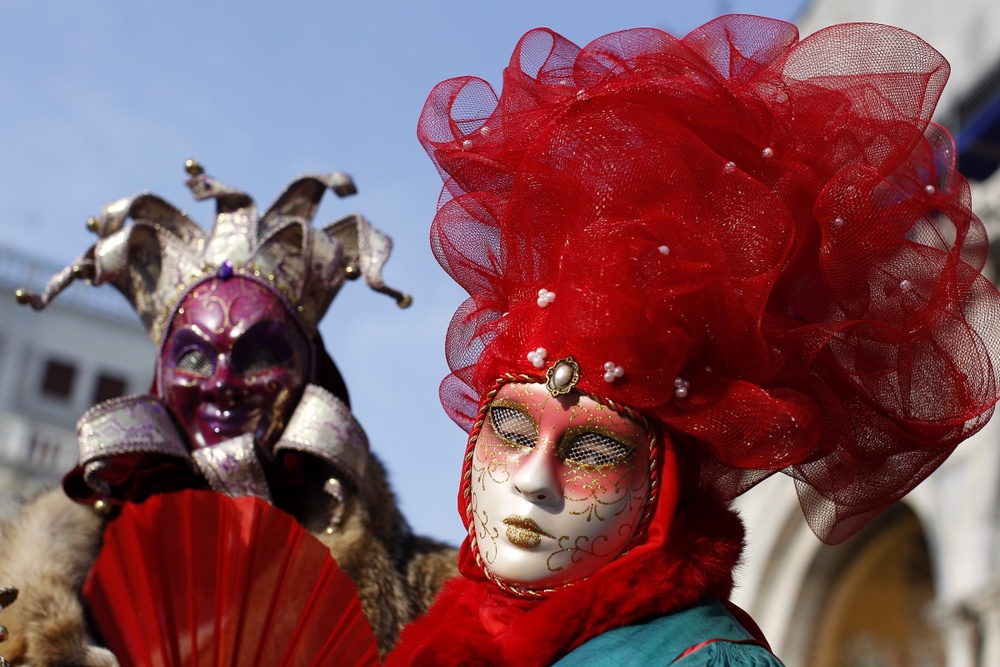 Прогуливающиеся в масках позируют на площади Святого Марка в Венеции. Фото ©REUTERS