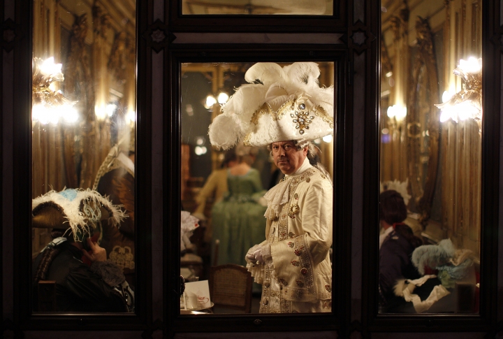 Участники карнавала в кафе Florian на площади Святого Марка в Венеции. Фото ©REUTERS