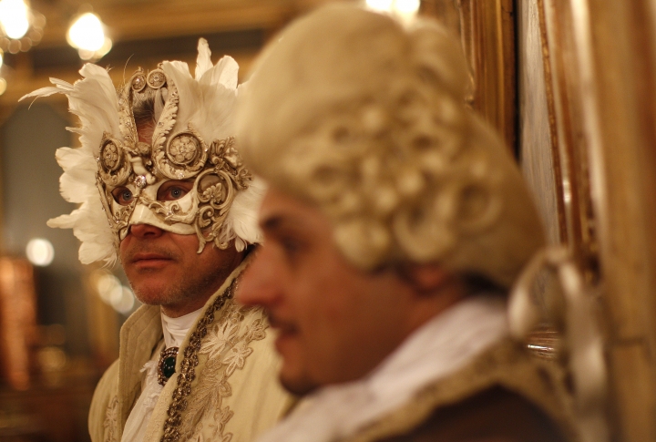 Участники карнавала в кафе Florian на площади Святого Марка в Венеции. Фото ©REUTERS