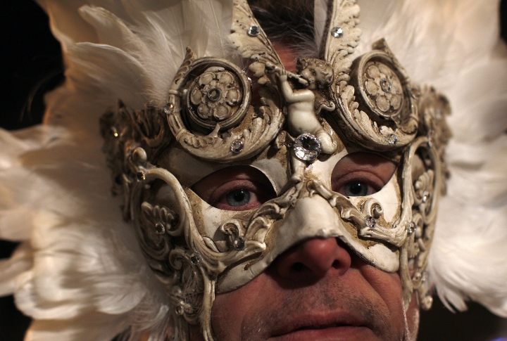 Участник карнавала в маске на площади Святого Марка в Венеции. Фото ©REUTERS