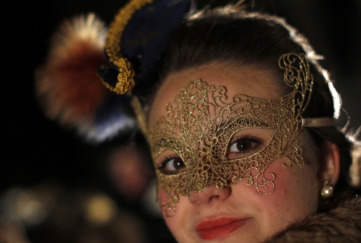 Участница карнавала в маске на площади Святого Марка в Венеции. Фото ©REUTERS