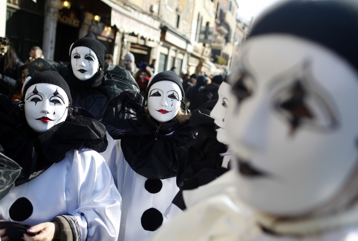 В масках Пьеро во ремя карнавала в Венеции. Фото ©REUTERS