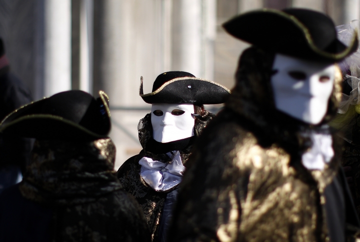 Прогуливающиеся в масках на площади Святого Марка в Венеции. Фото ©REUTERS