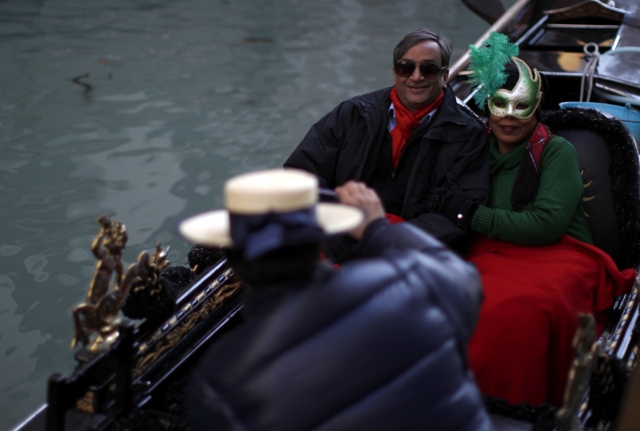 Туристы фотографируются в гондоле во время карнавала в Венеции. Фото ©REUTERS