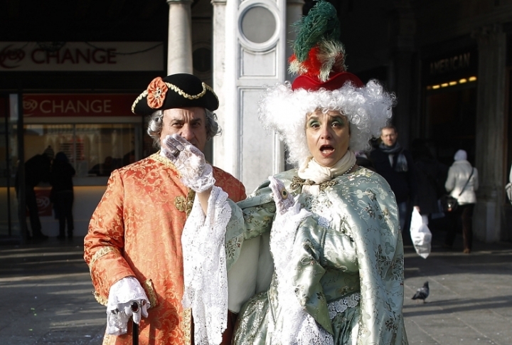 Гуляющие в костюмах на площади Святого Марка в Венеции. Фото ©REUTERS