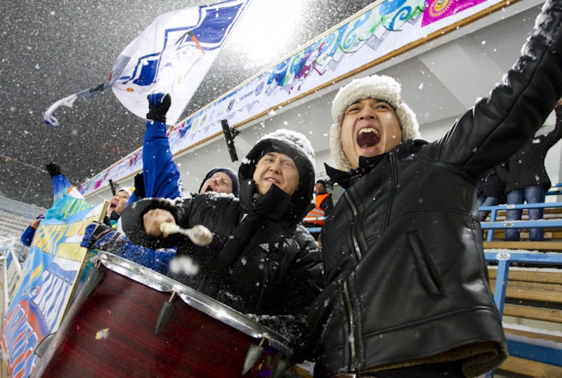 Несмотря на весьма морозную погоду болельщики каждый матч подбадривали свою команду. <br>Фото Владимир Дмитриев©
