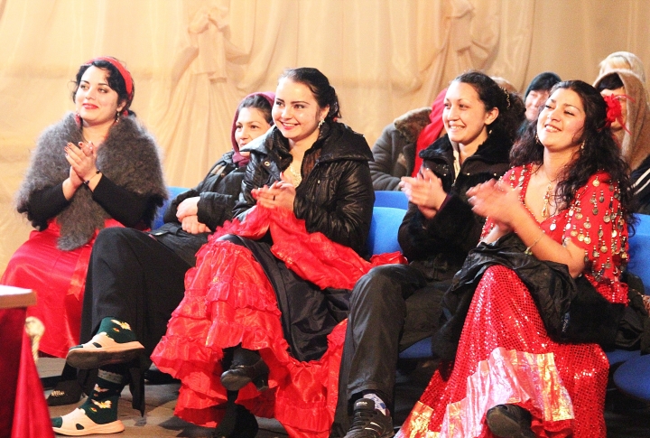 Девушки даже создали свой цыганский ансамбль, который постоянно готовит праздничные номера. Женщины стараются продолжать жить с улыбкой на лице, несмотря на сроки по 10-15 лет. <br>Фото Айжан Тугельбаева©