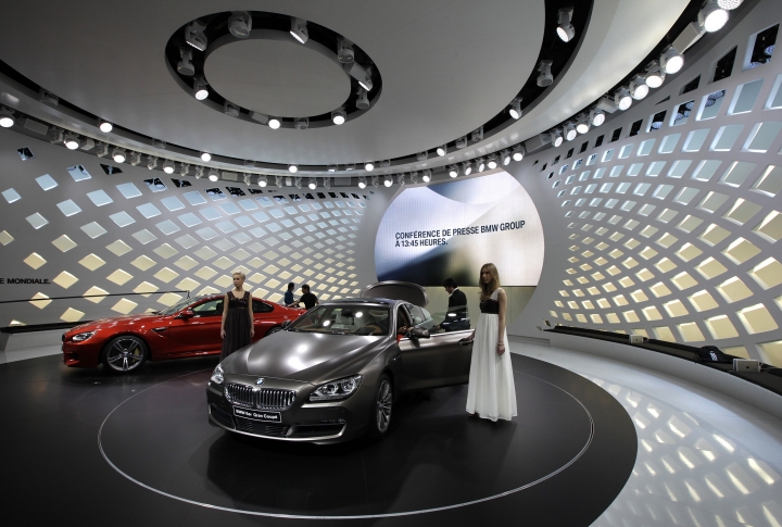 Модели позируют перед новым BMW 6 Gran Coupe. Фото ©REUTERS