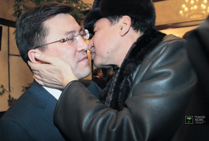 ...нежный поцелуй депутатов нижней палаты парламента Камал Бурханова (справа) и Нуртая Сабильянова (слева). Фото Даниал Окасов©