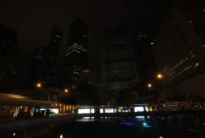 Крупнейший район Гонконга с большим количеством финансовых учреждений погасил свет в рамках "Часа Земли". Фото REUTERS/Tyrone Siu©