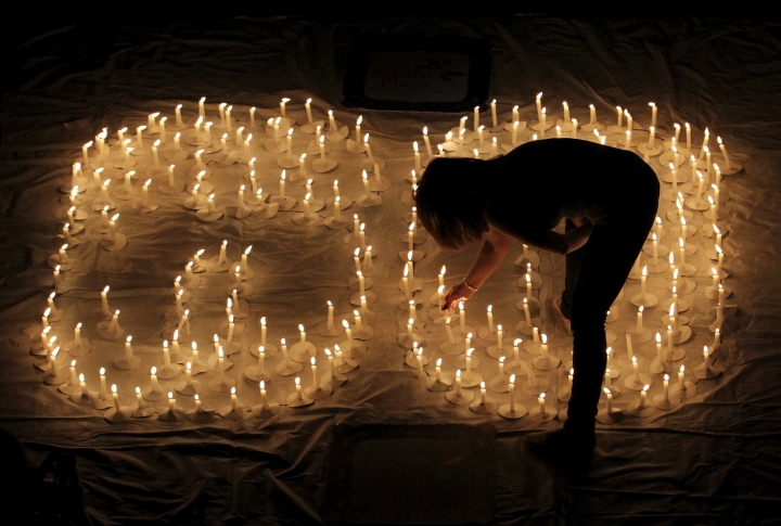 Цифра 60, выстроенная из множества свечей в городе Кали, Колумбия. Фото REUTERS/Jaime Saldarriaga©