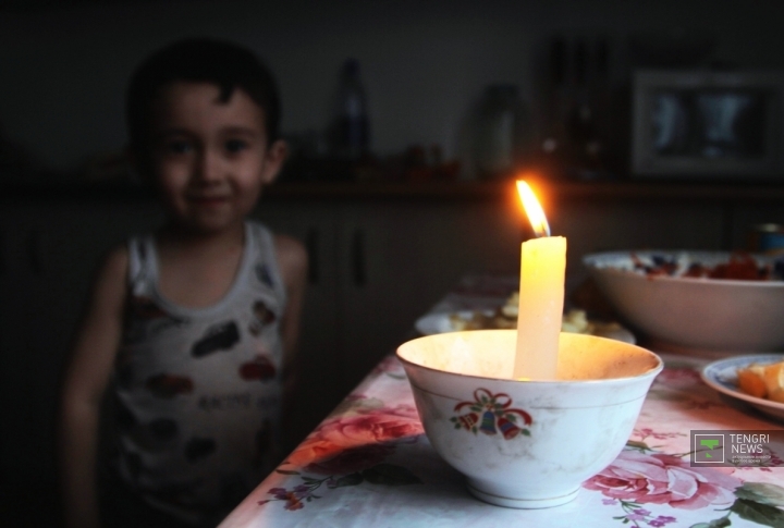 Когда нет бензина или генератор сломается, в доме Сембаевых зажигается обычная свеча. Фото Даниал Окасов©