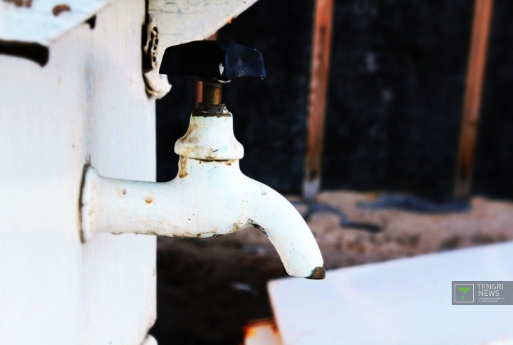 Жители роют колодцы, но пить местную воду невозможно, она соленая. Фото Даниал Окасов©