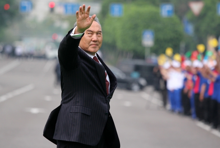 Нурсултан Назарбаев приветствует участников праздника. Фото ©Ярослав Радловский