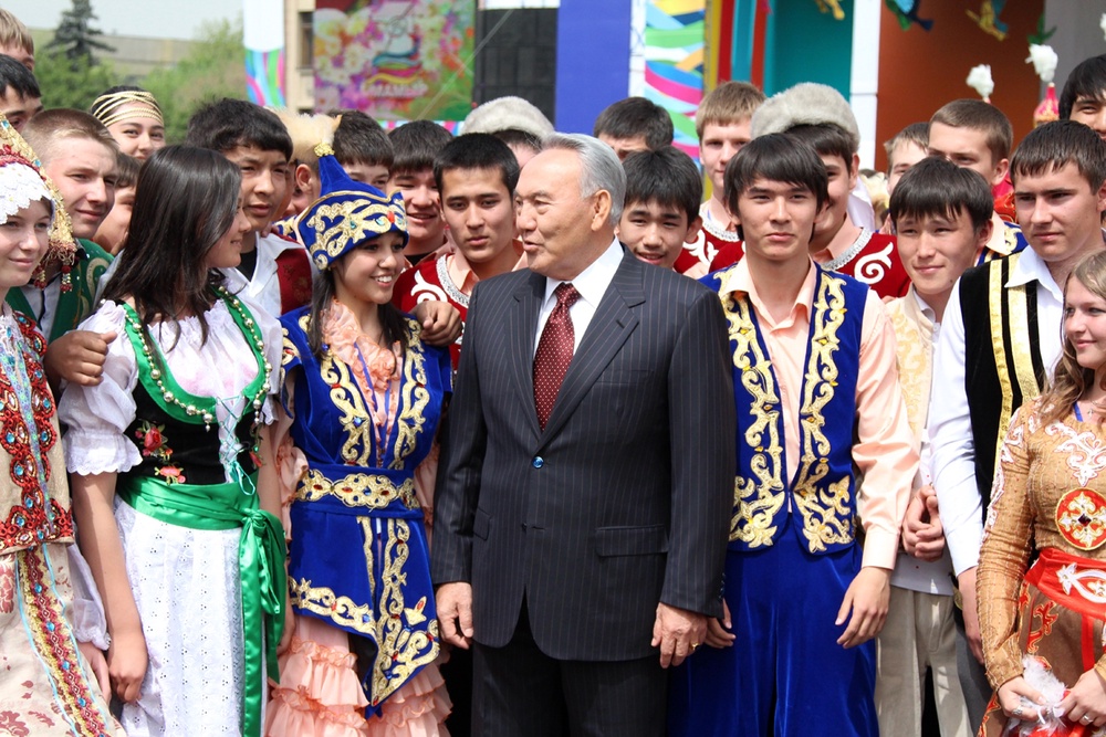 Нурсултан Назарбаев с участниками праздничного концерта. Фото ©Ярослав Радловский