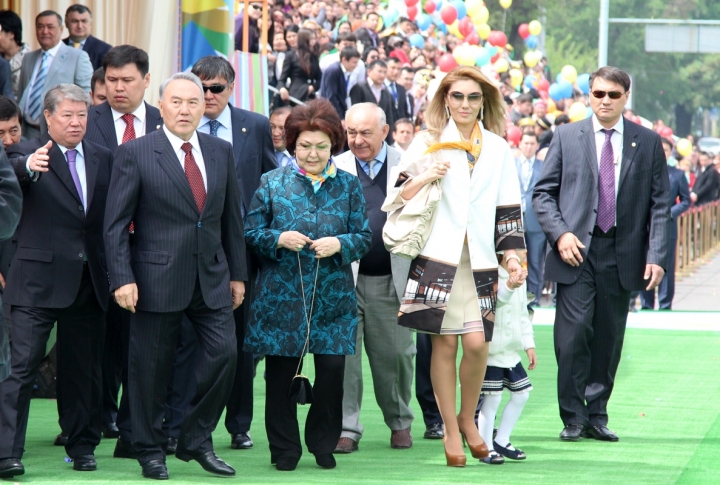 Нурсултан Назарбаев с семьей на празднике. Фото ©Ярослав Радловский