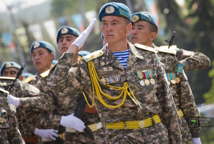 Военная форма казахстана. Форма армии Казахстана. Военная форма Казахстана на параде. Военная форма Казахстанской армии. Современный солдат Казахстана.