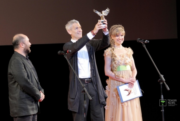Тимур Бекмамбетов награждает статуэтками почетных гостей кинофестиваля. Фото Даниал Окасов