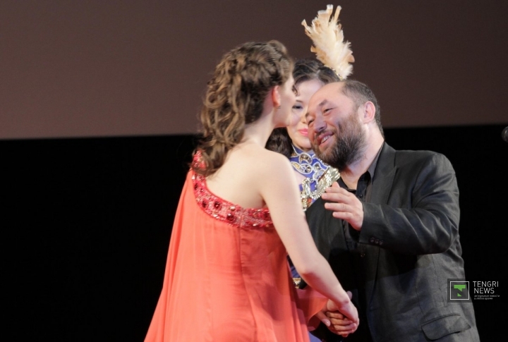 Бекмамбетов награждает Елизавету Боярскую. Фото Даниал Окасов