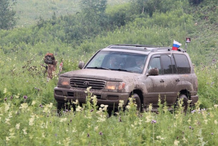 Затяжные дожди сильно усложнили и без того тяжелую дорогу к лагерю. 
Фото ©Владимир Прокопенко