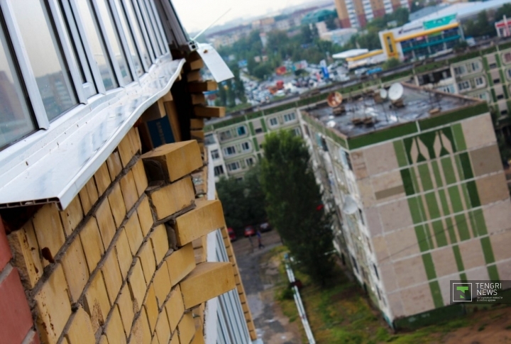 Порывистый ветер дробил балконы жилых домов. Фото ©Даниал Окасов