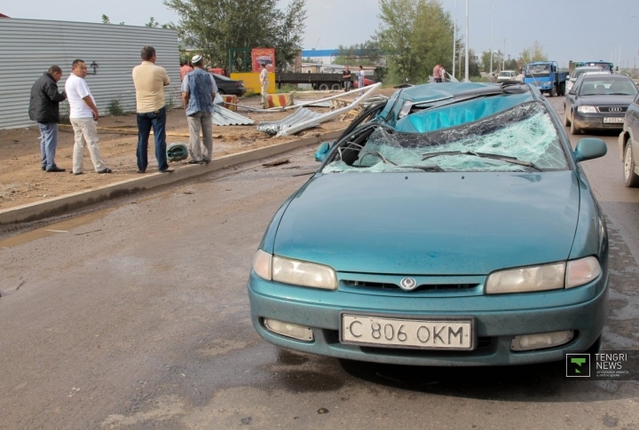 А на это авто упала крыша, слетевшая с ресторана. Фото ©Даниал Окасов