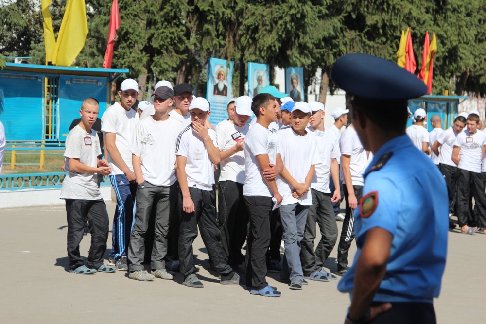 В детской колонии ЛА 155/6 в Алматы прошла линейка по случаю Дня знаний. Фото ©Владимир Прокопенко