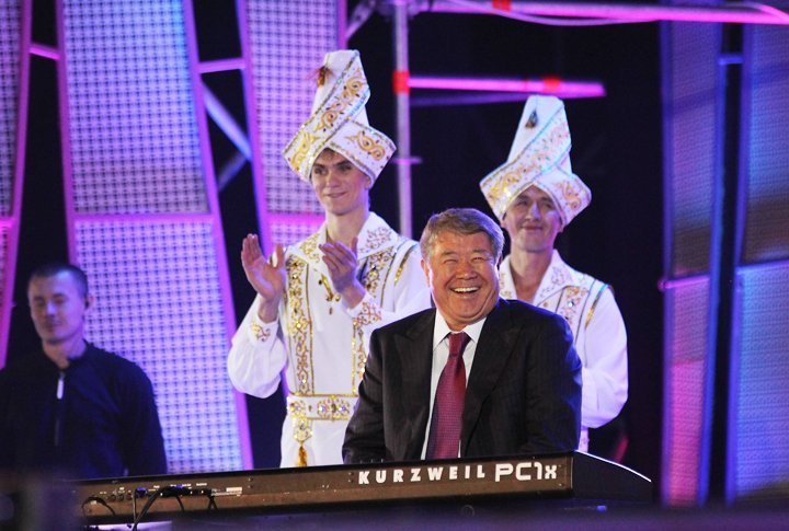 Ахметжан Есимов сыграл на клавишных мелодию из к\ф "Крестный отец". Фото ©Ярослав Радловский
