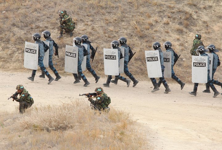 Отряд полиции при поддержке миротворческих сил проводит операцию по нейтрализации беспорядков. Фото ©Ярослав Радловский