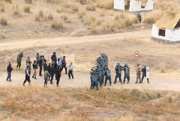 Отряд полиции при поддержке миротворческих сил проводит операцию по нейтрализации беспорядков. Фото ©Ярослав Радловский