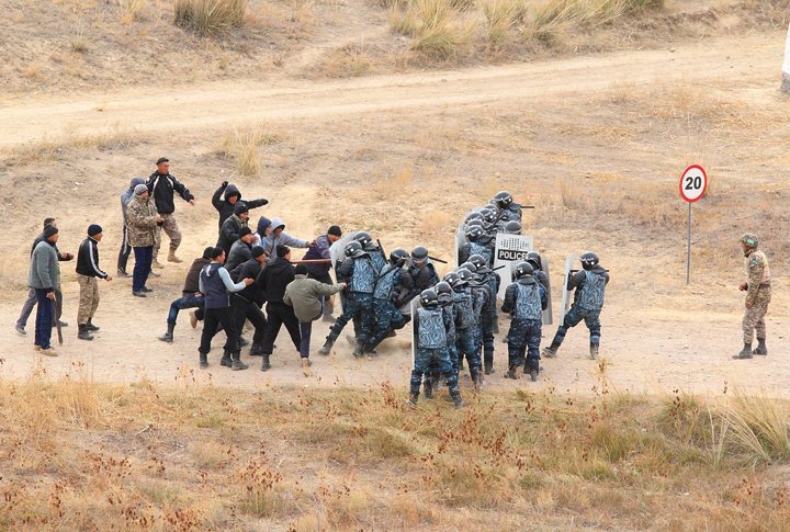 Полицейские проводят задержание лидера протестующих. Фото ©Ярослав Радловский
