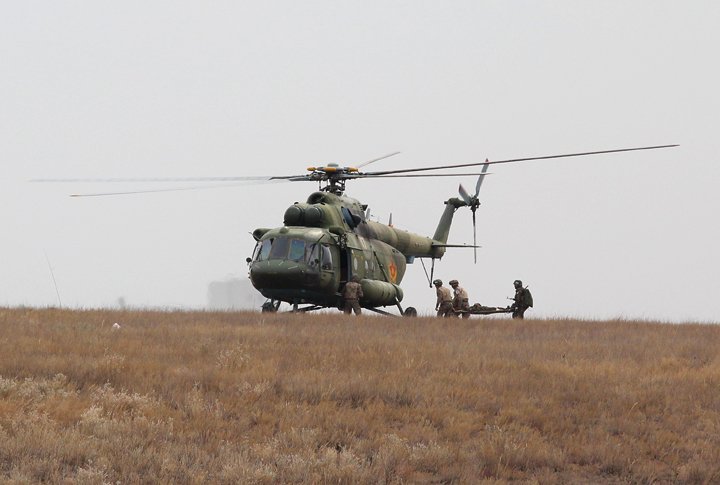 Погрузка раненого в вертолет. Фото ©Ярослав Радловский