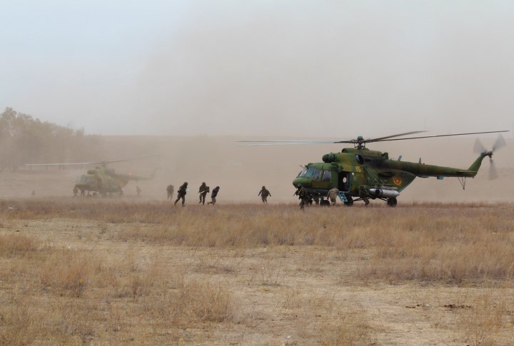 За десантом прибыли вертолеты. Фото ©Ярослав Радловский